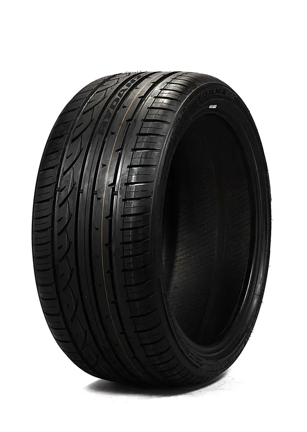 Rydanzの黒い車のタイヤ
