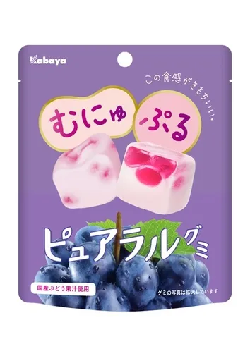 ぶどうのグミが入ったパッケージ。むにゅぷるの文字と、国産ぶどう果汁使用の文字が見える。