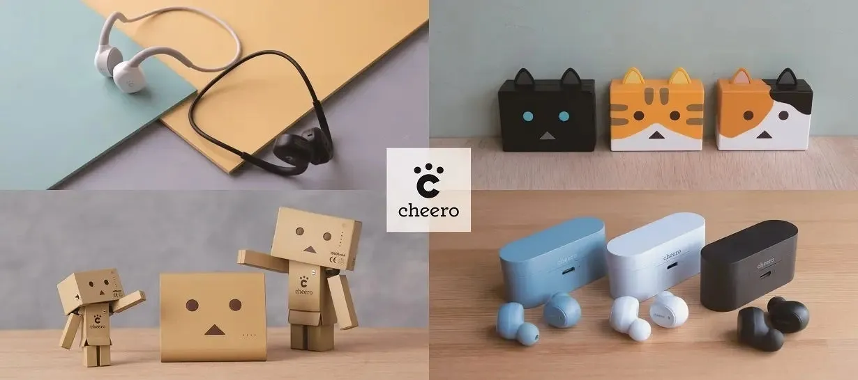 cheeroのイヤホンと猫の形をしたケース、ダンボールでできたキャラクターの写真です。