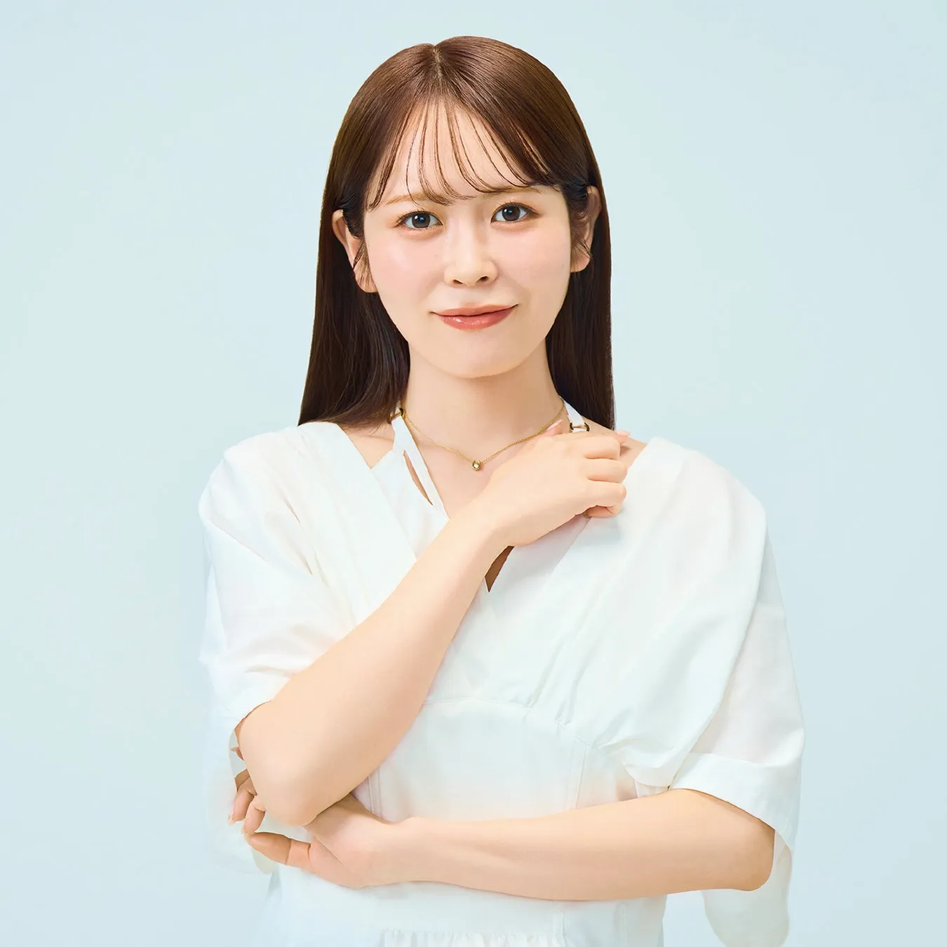 白い服を着て、微笑んでいる女性のポートレート
