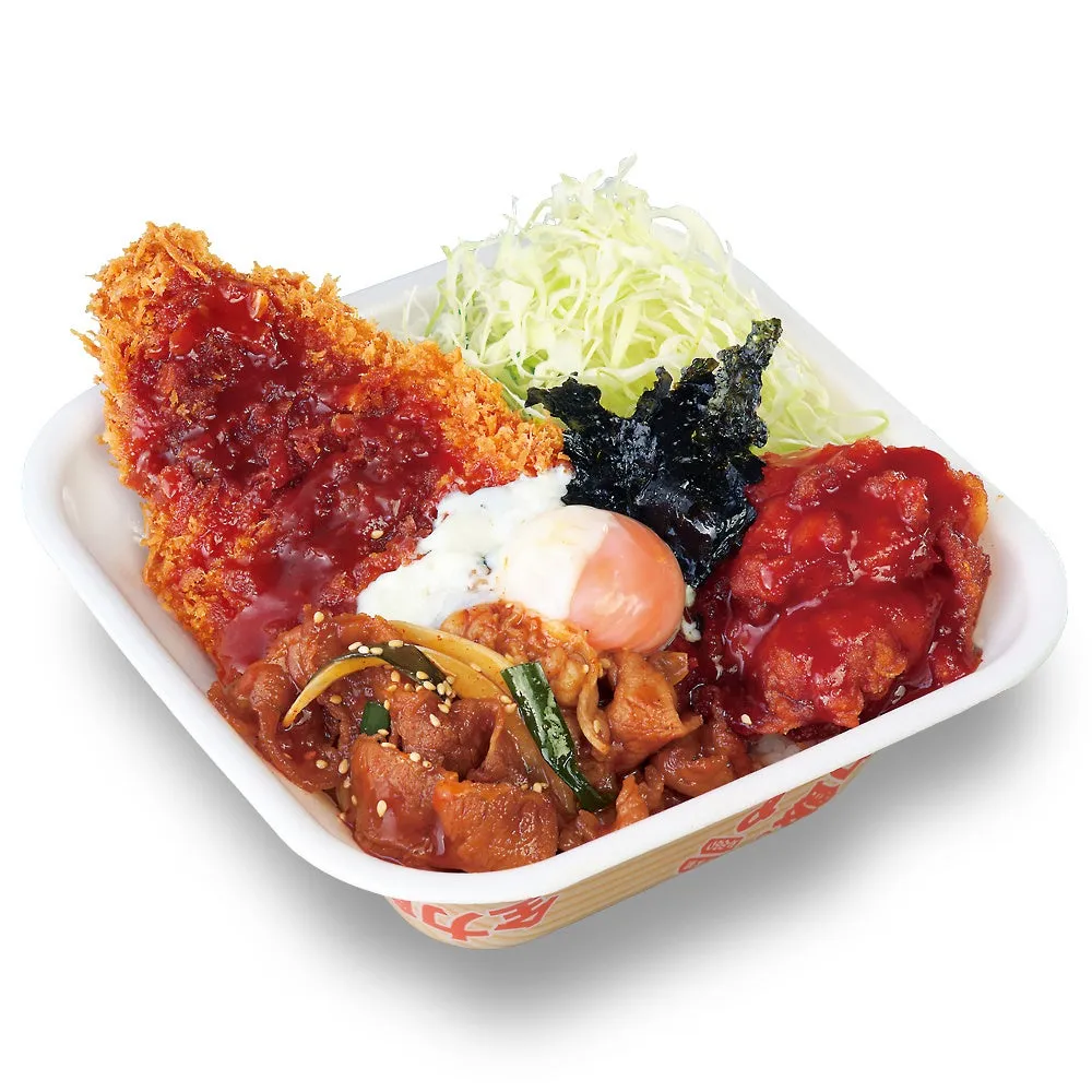 揚げ物、豚肉、目玉焼き、海苔、キャベツなどが盛り付けられた弁当の画像です。