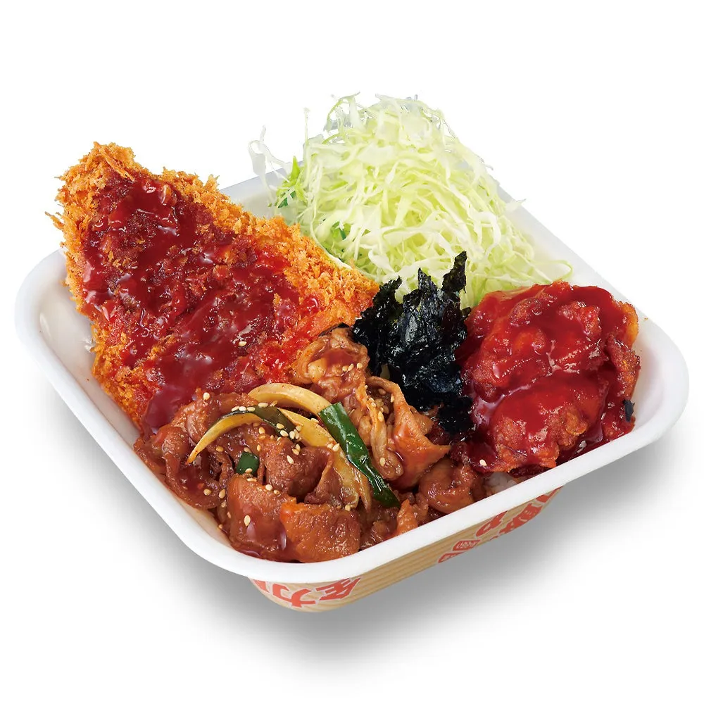 揚げ物や炒め物などが盛り付けられた弁当の写真です。カツ、鶏肉の甘辛煮、豚肉の炒め物、千切りキャベツ、海苔が確認できます。