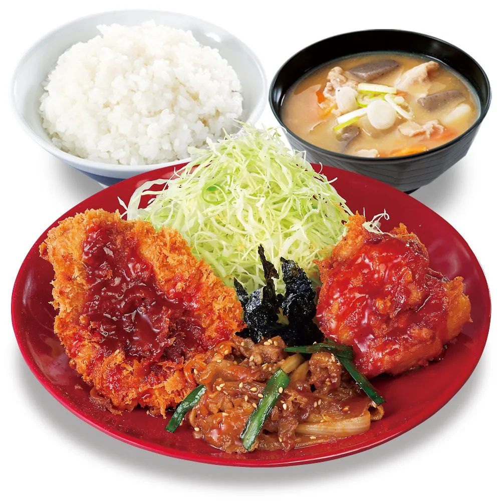 定食の盛り合わせ。ご飯、揚げ物、味噌汁、千切りキャベツが写っています。