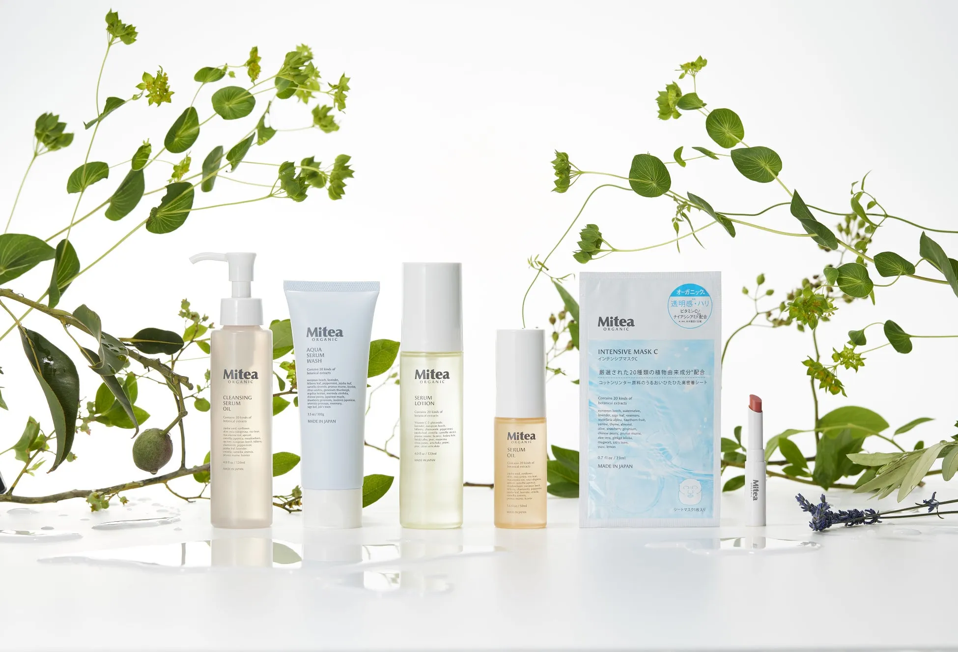 Mitea Organicのスキンケア製品と、葉の飾り付けが施された写真。