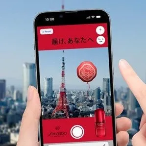 スマートフォンに表示された広告。赤いボトルと東京タワー、赤い風船が印象的。