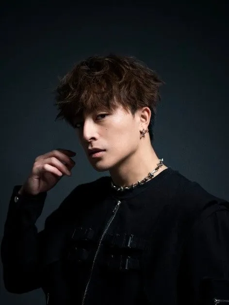 黒い服を着た男性のポートレート