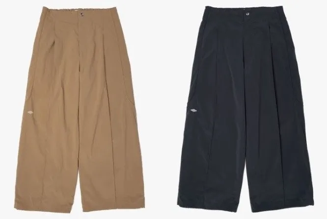 ベージュとネイビーのワイドパンツ