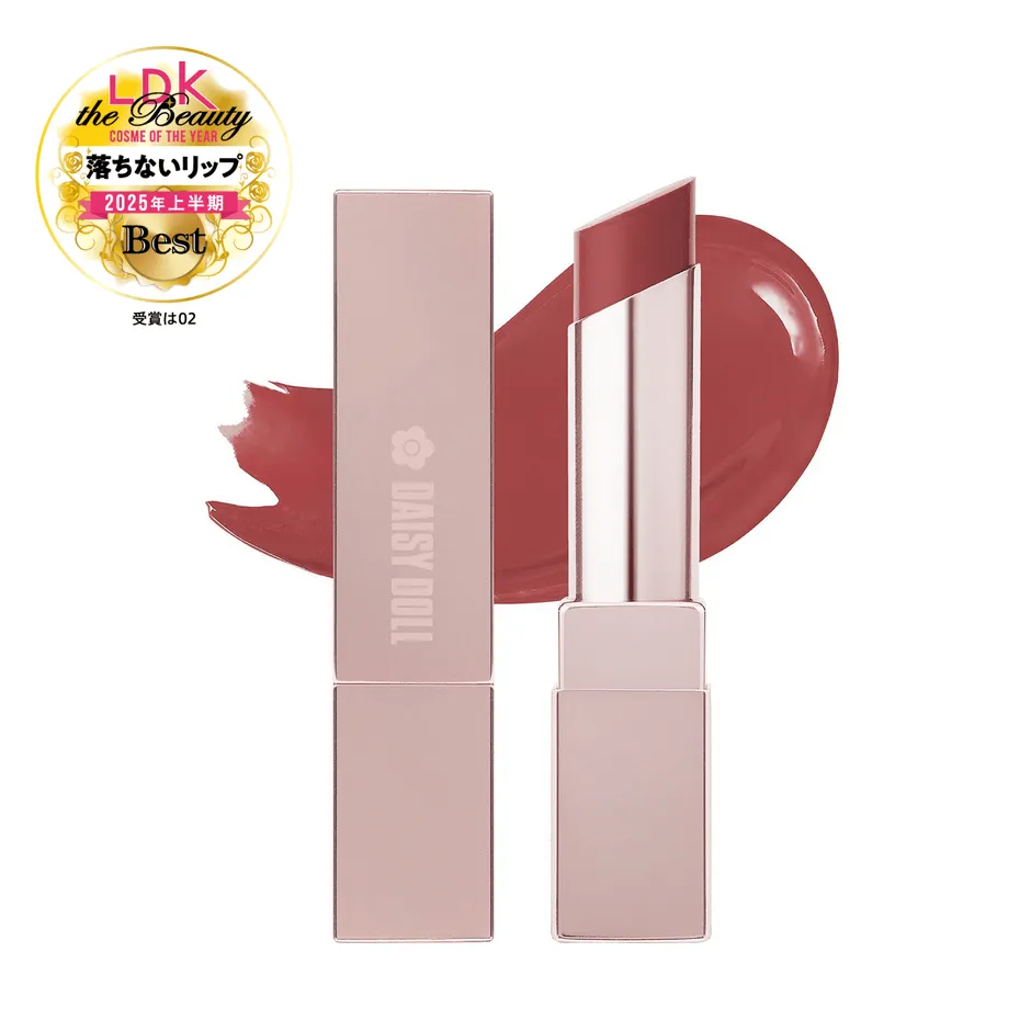 DAISY DOLLの口紅の製品写真。ベストコスメ受賞バッジが付いており、リップスティックとリップスウォッチが写っています。