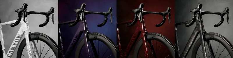 4色のロードバイクのクローズアップ