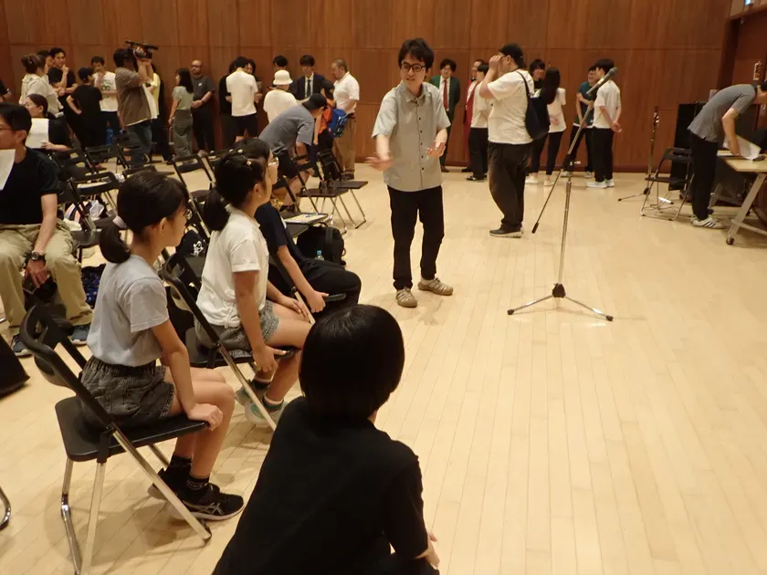 子供たちが舞台で、男性の指導を受けている様子。