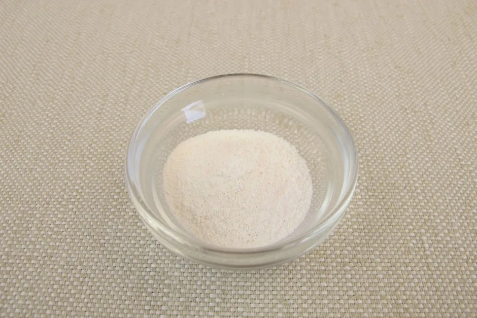 ガラスのボウルに入った粉末の食品のクローズアップ。