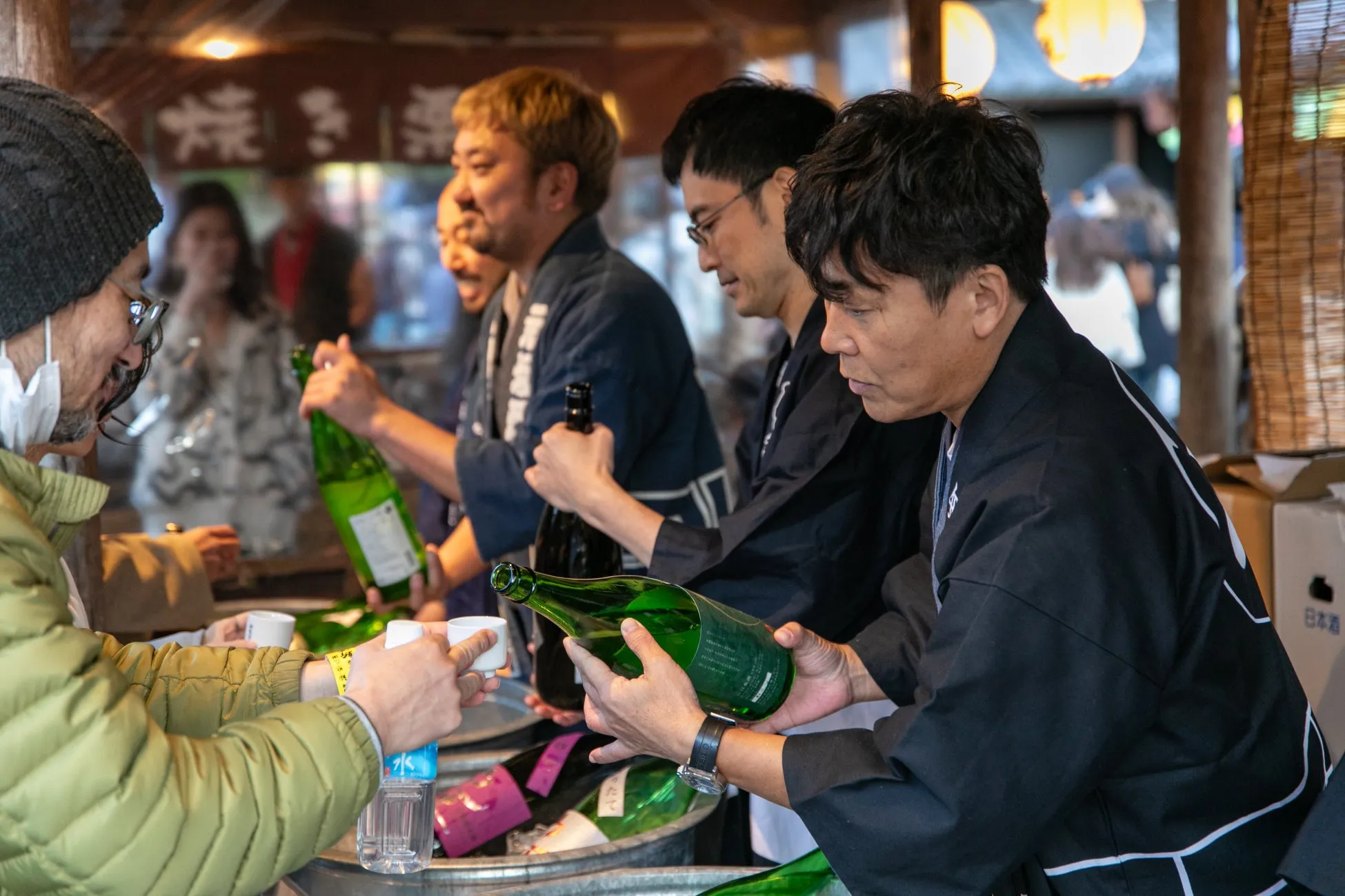 日本酒を振る舞う人々
