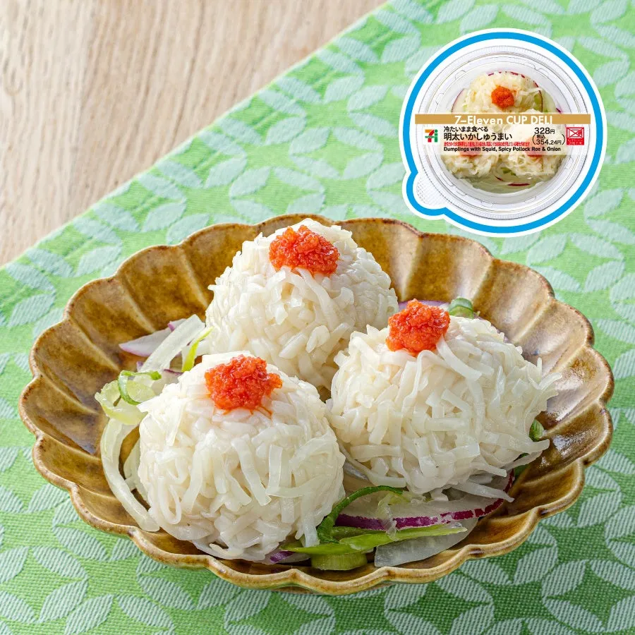 7-Elevenの明太いかしゅうまい。白い麺状のものに、赤いトッピングが乗っている。サラダの上に盛り付けられている。