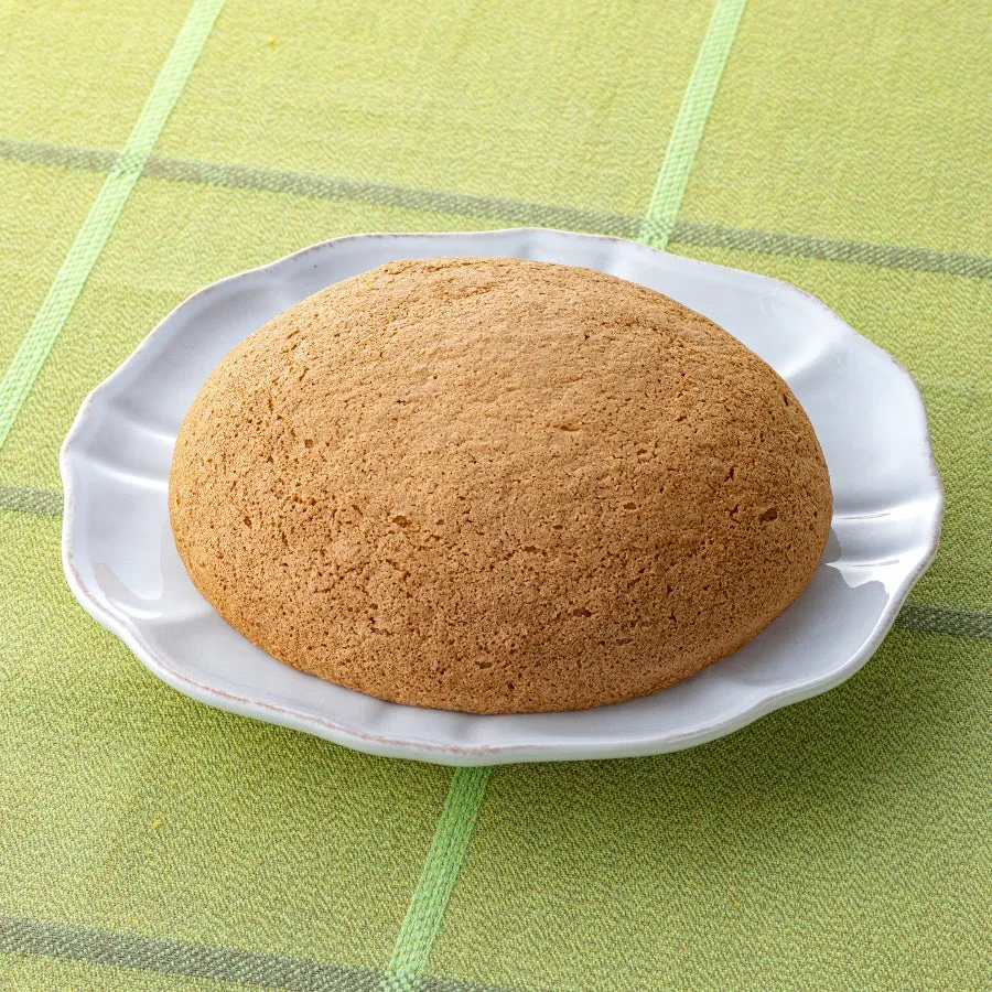 白い皿に載った、焼き菓子のような丸いもの。