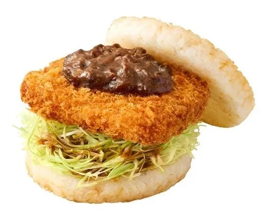 揚げたカツとキャベツ、ソースが挟まれたおにぎりサンド