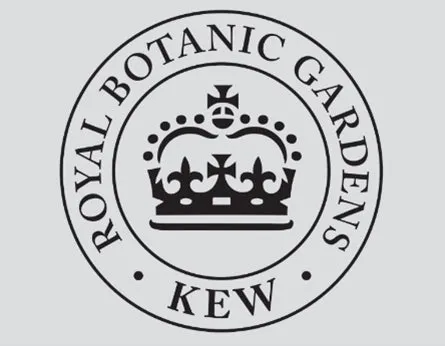 王冠と文字が円状に配置されたロゴマーク。