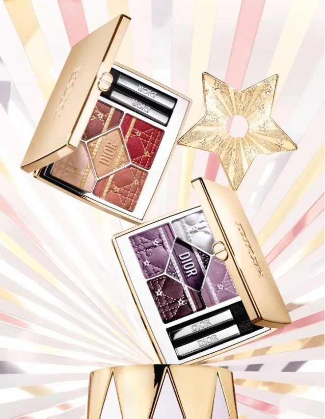 ディオールのアイシャドウパレットと星のデコレーションが配置された、光沢のある背景画像。