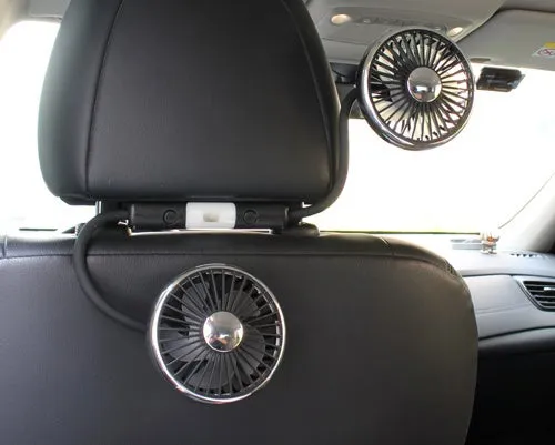 車のシートに取り付けられた扇風機の写真です。黒い革張りのシートに、2つの扇風機が取り付けられています。一つはシートの背もたれに、もう一つはヘッドレストに取り付けられています。