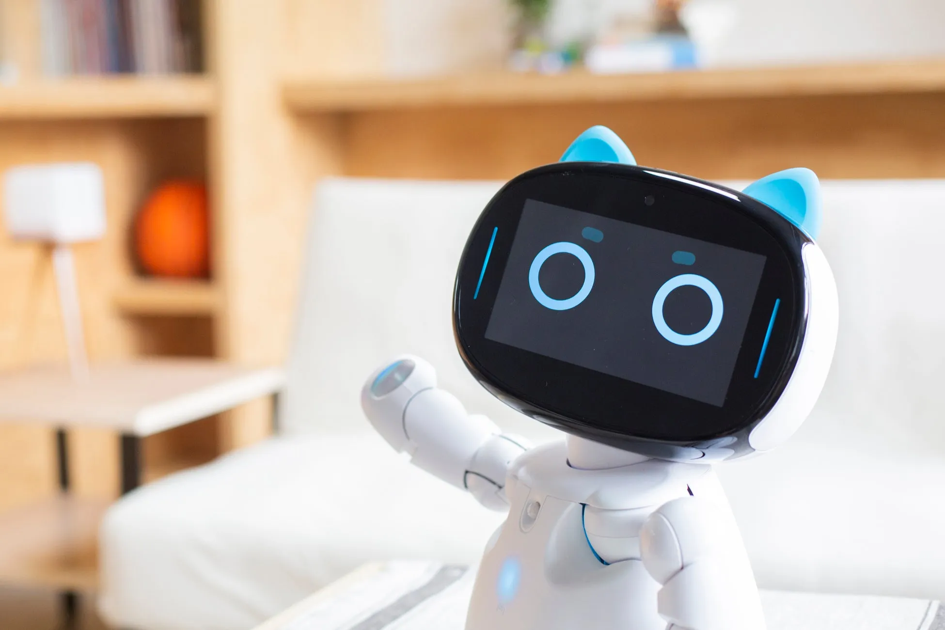 リビングルームに立つ猫耳ロボット