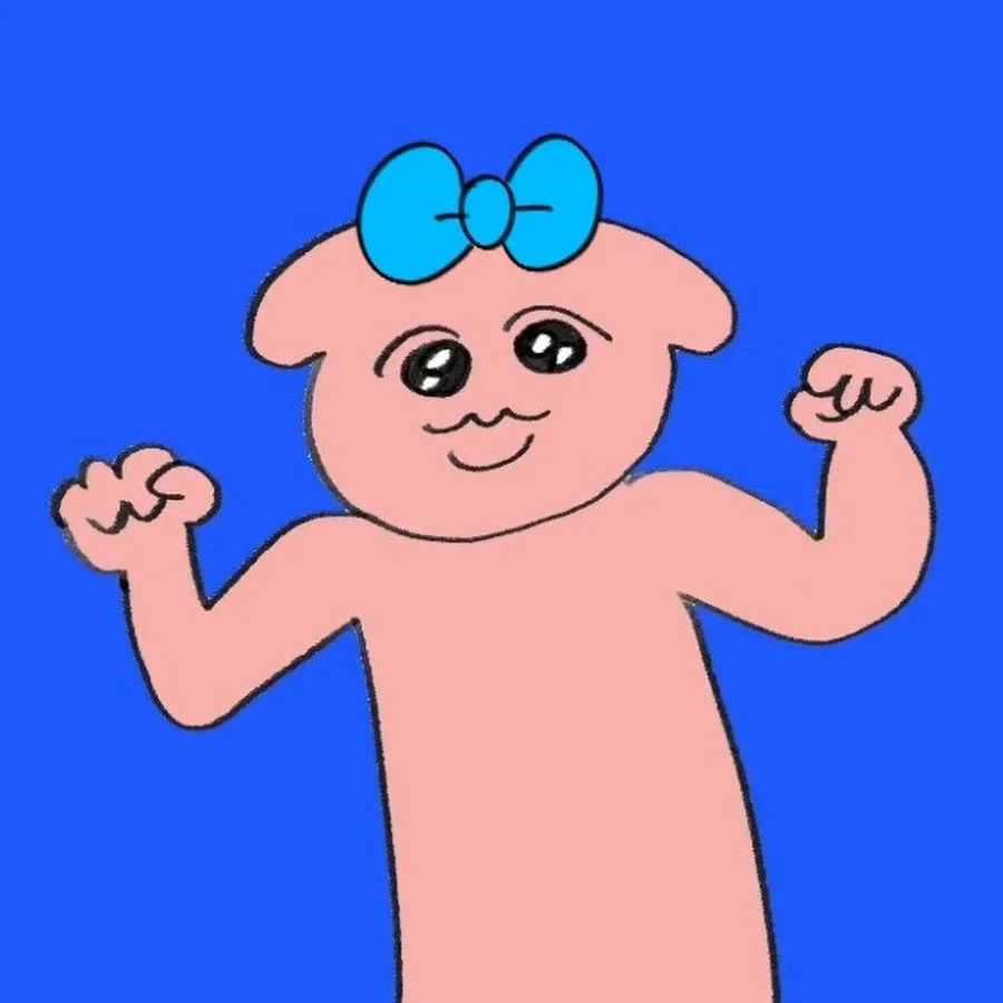 青い背景に、青いリボンをつけたピンク色のキャラクターが、腕を上げてポーズをとっているイラストです。キャラクターは笑顔で、親しみやすいデザインです。