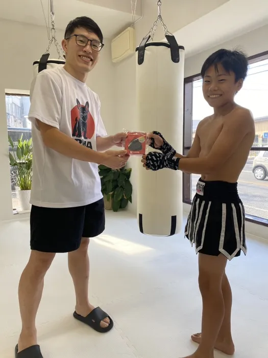 男性と少年がプレゼントを交換している様子
