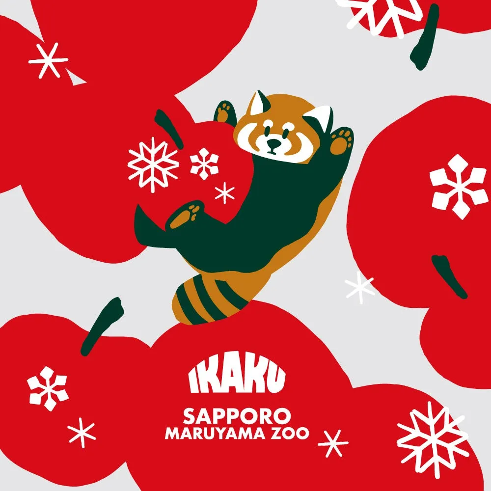 雪の結晶とリンゴのイラストに囲まれたレッサーパンダのイラスト。