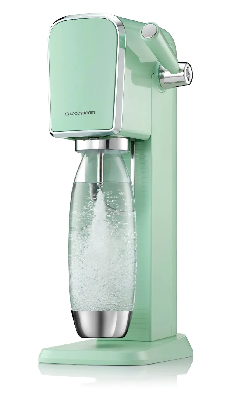 ミントグリーンのSodaStreamソーダメーカーの画像です。ボトルの中に水が入れられ、炭酸が注入されている様子が写っている。