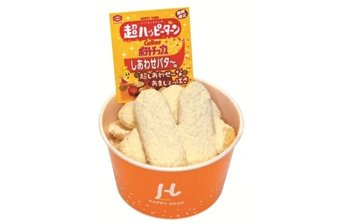 「超ハッピーターン」のポテトチップスが入った容器の写真。商品パッケージと、白い粉をまぶしたポテトチップスが写っています。