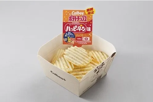 Calbeeのポテトチップス「ハッピーターン」味のパッケージとポテトチップスの写真。