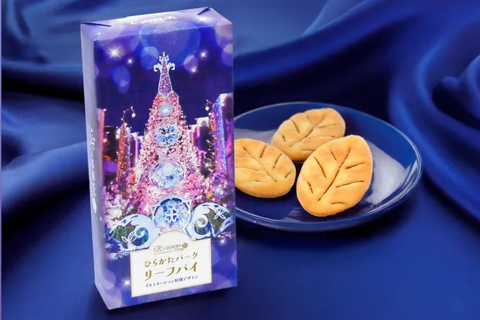 イルミネーションデザインのパッケージに入ったリーフパイと、お皿に載せられたリーフパイの画像です。