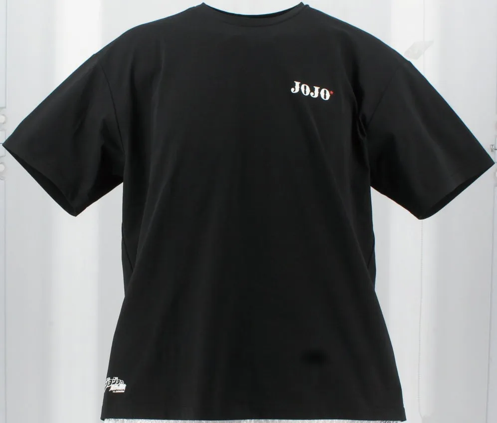 黒色のTシャツ。胸元に「JOJO」のロゴが入っている。