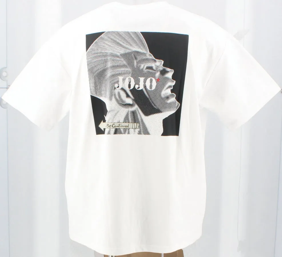 白地のTシャツ。背面に「JOJO」の文字と、顔のイラストが描かれている。イラストの下には「Be Continued」の文字がある。