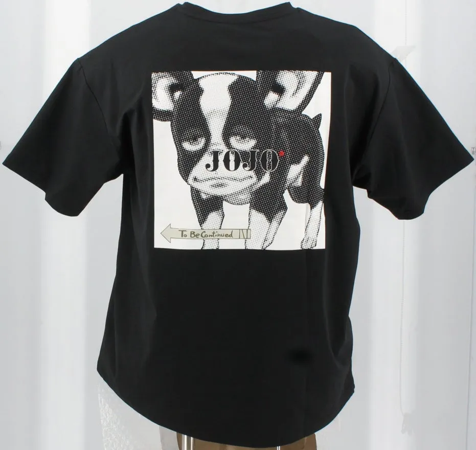 黒いTシャツ。背中には、犬のイラストと「JOJO」の文字が描かれています。「To Be Continued」の文字も確認できます。