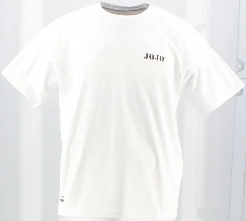 白いTシャツ。胸に「JOJO」の文字がプリントされています。
