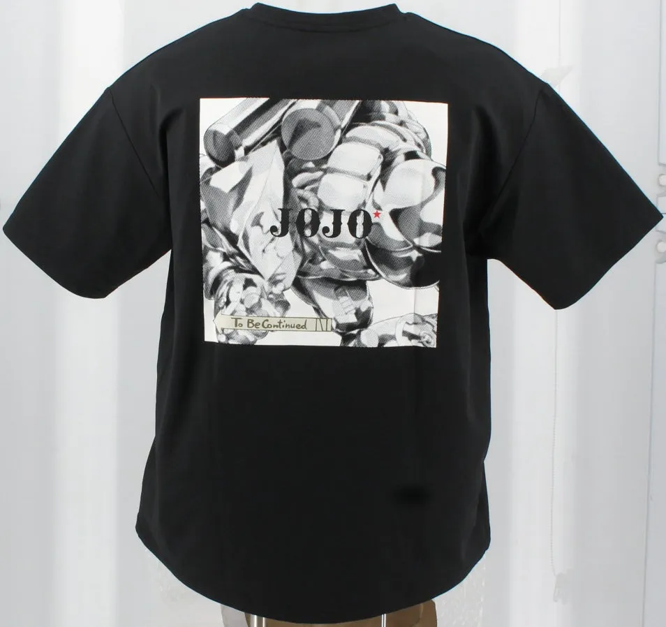 黒いTシャツの背面には、漫画のイラストが描かれた長方形のプリントが施されています。「JOJO」の文字と「To Be Continued」の文字が確認できます。