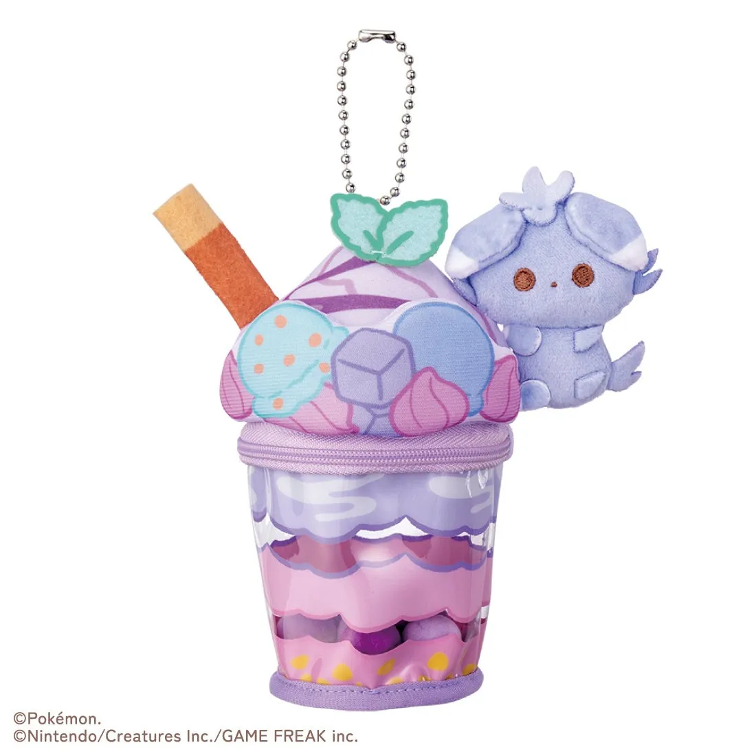 ポケモンをモチーフにしたデザート風のポーチ。ポーチの側面には、クリームソーダのように層になったデザインが施されている。ポーチの上部には、ポケモンのキャラクターが立体的に配置されている。
