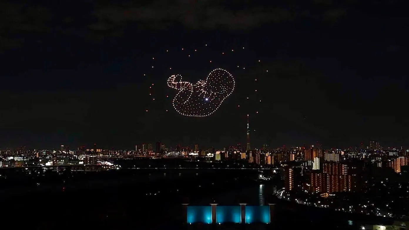 夜空に現れた光の胎児の姿。東京の夜景が美しい。
