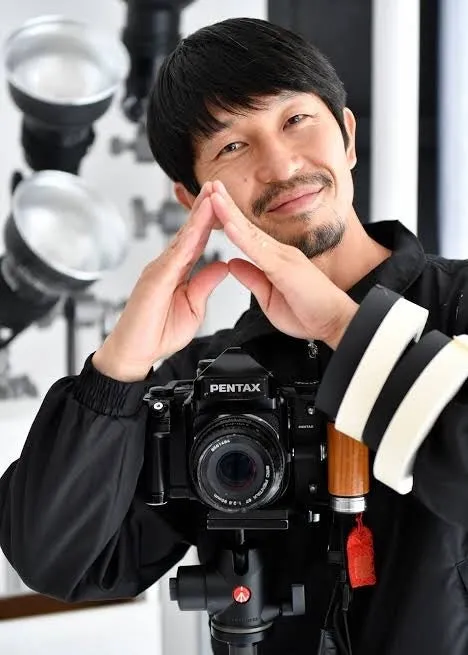 カメラを構えた男性（写真家・浅田政志氏か）