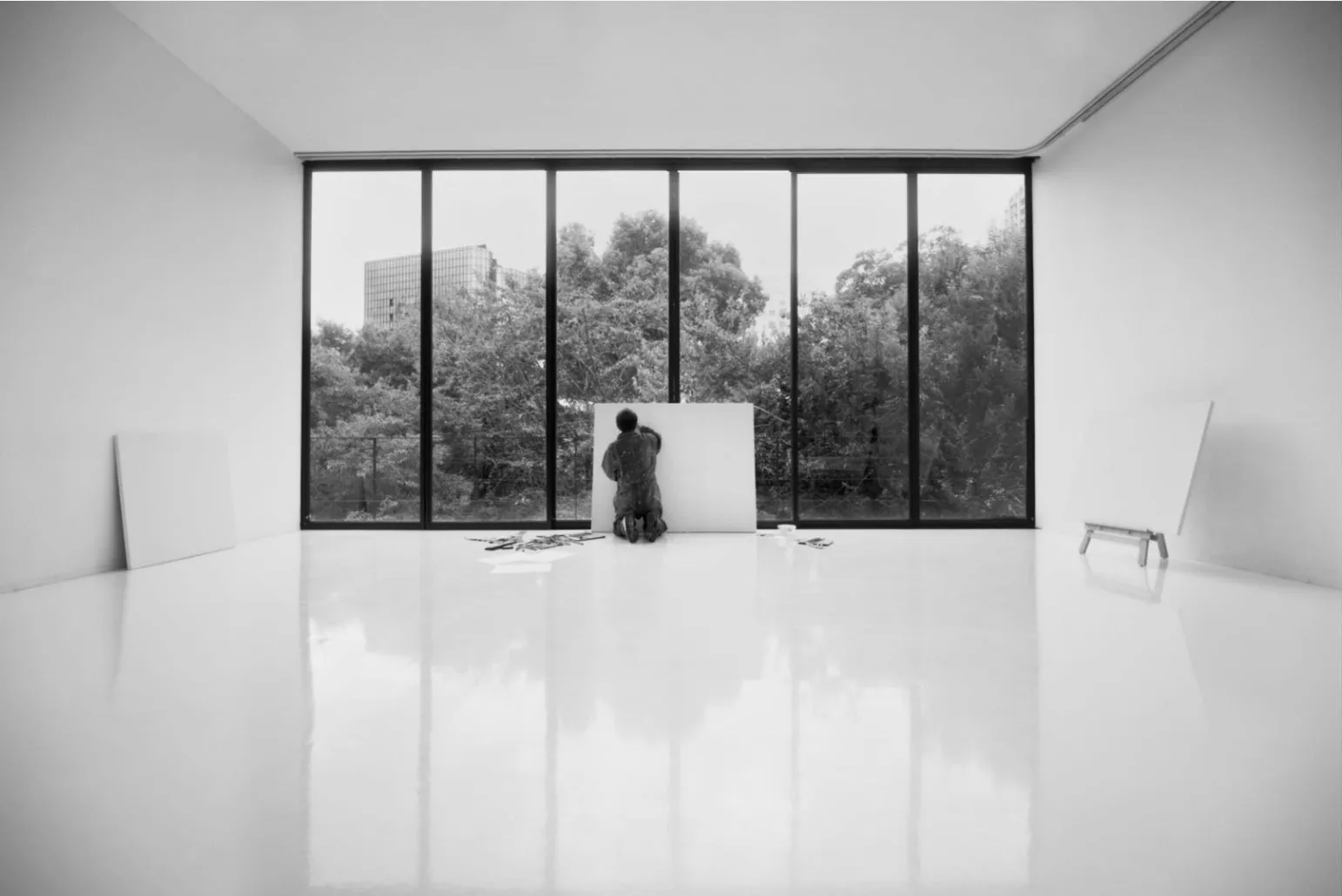 アーティストが絵を描くモノクロ写真
