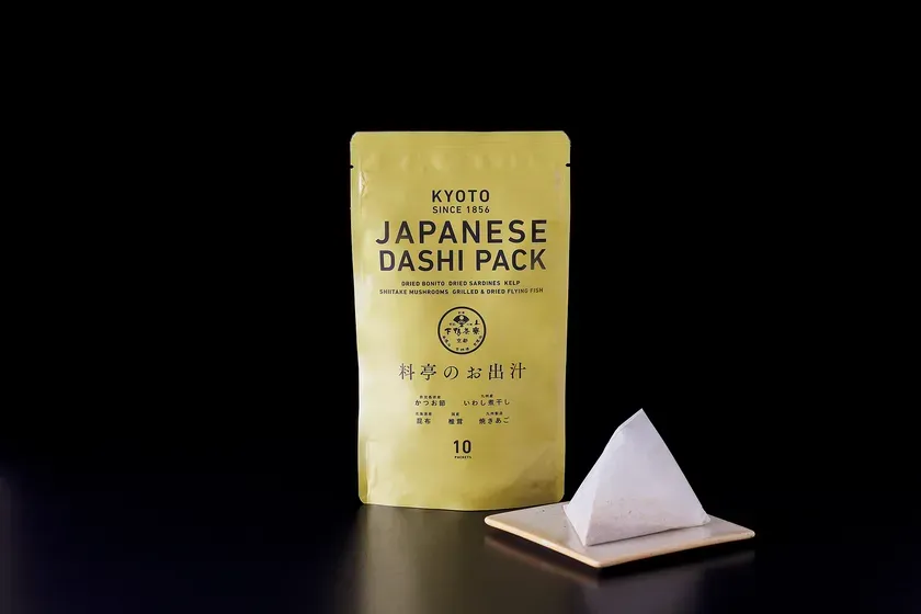 日本の出汁パックのパッケージと、出汁パックの形状をしたもの、白いお皿に置かれたものの写真です。