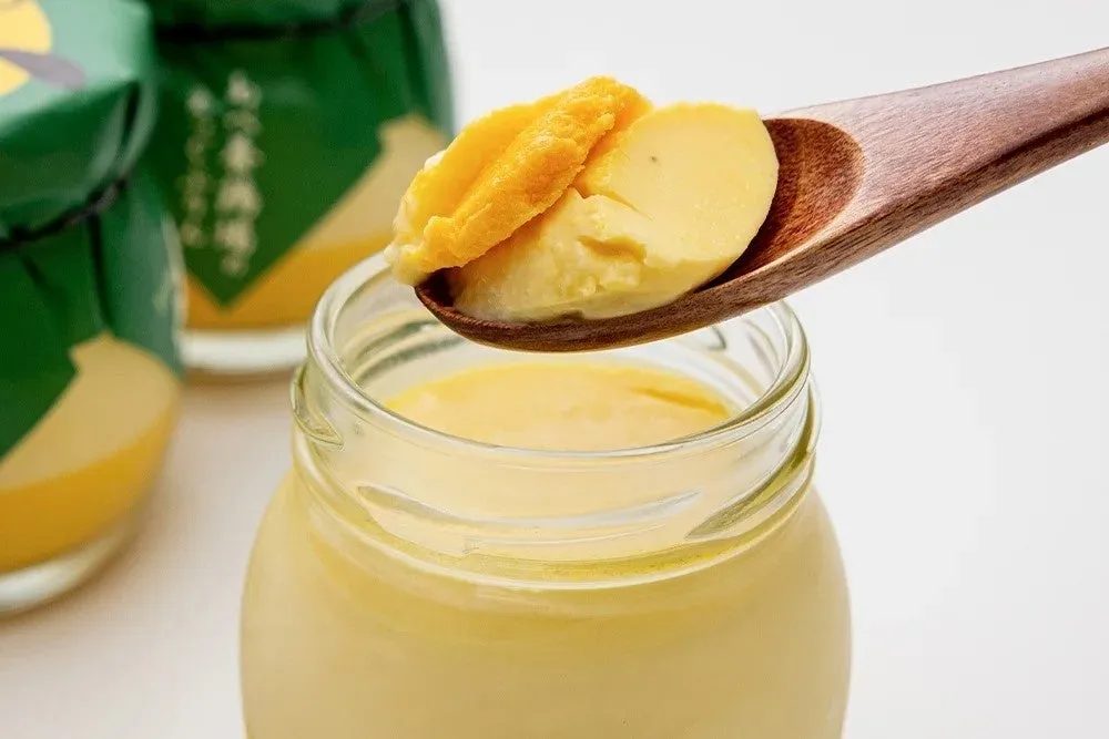 木製のスプーンで瓶からすくわれたプリン