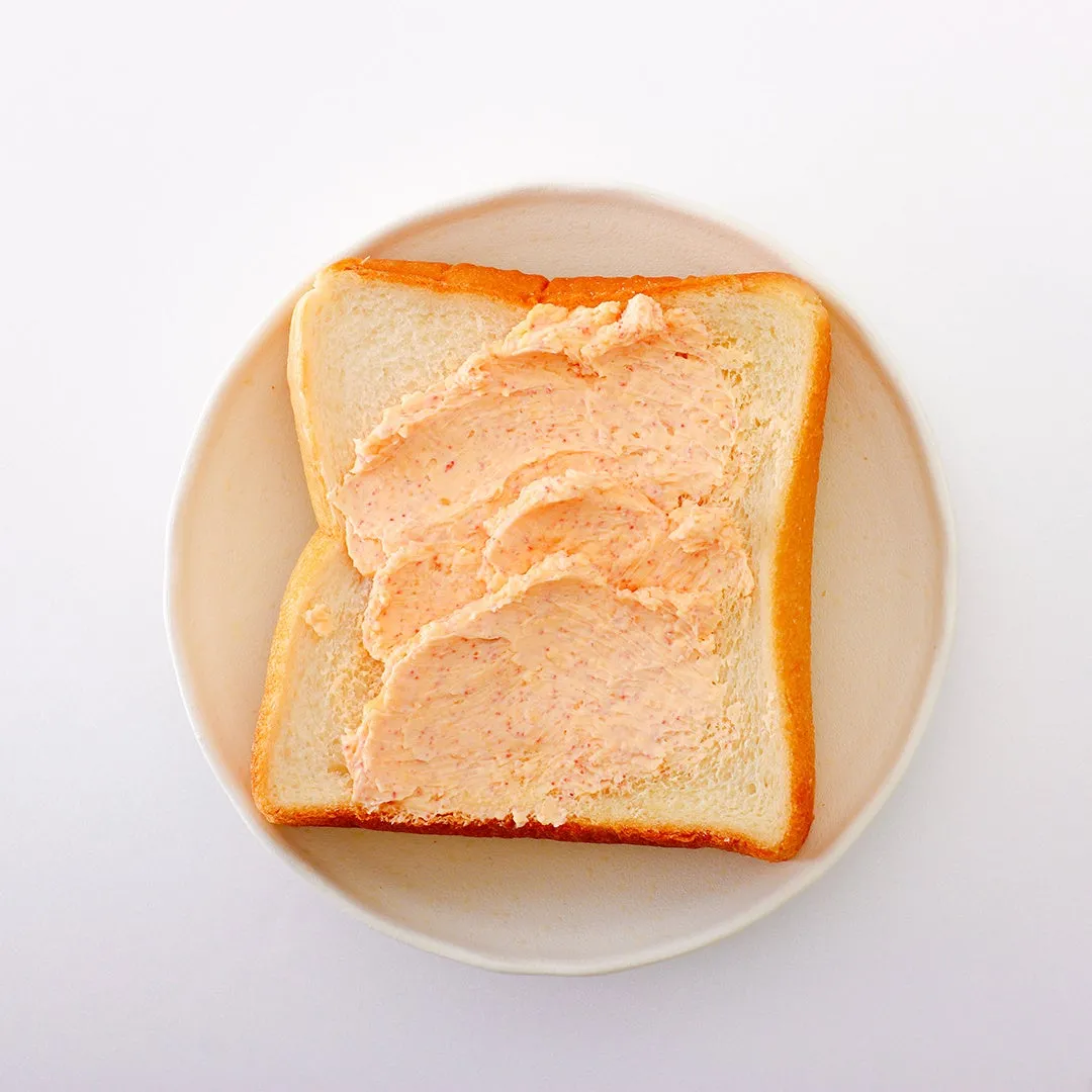 パンに塗られたクリームチーズのクローズアップ写真。