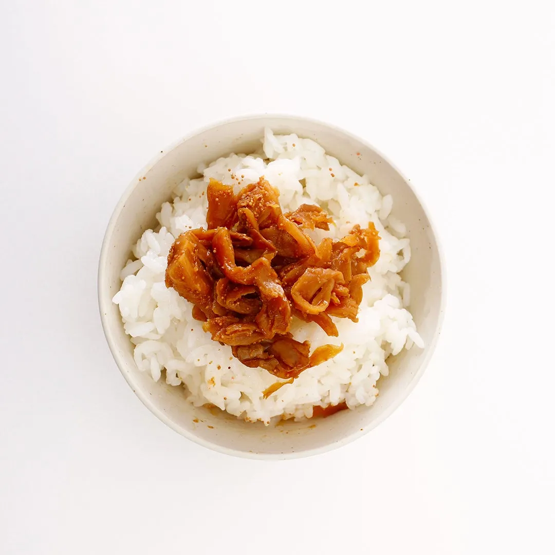 ご飯の上に茶色い具材が乗った写真です。