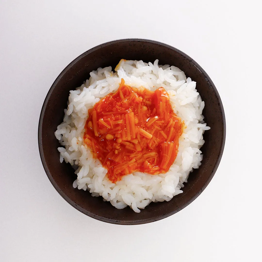 ご飯に赤いソースのかかった料理が盛られたお椀の写真です。