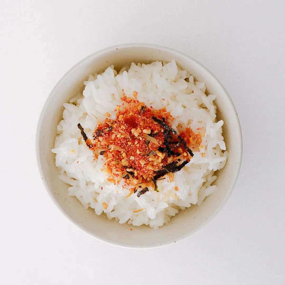 ご飯の上にふりかけが乗っている写真です。
