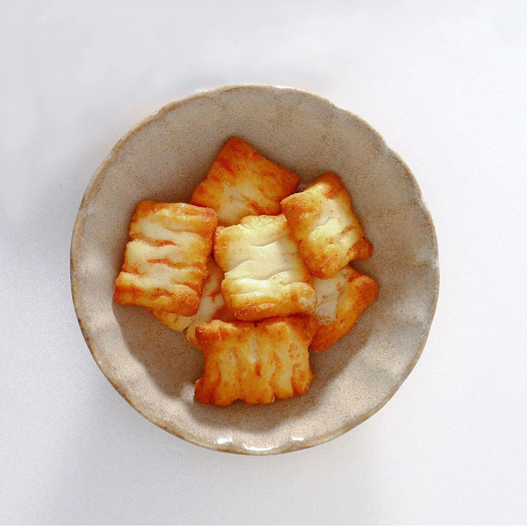 お皿に盛られた、揚げ煎餅のような食べ物の写真。