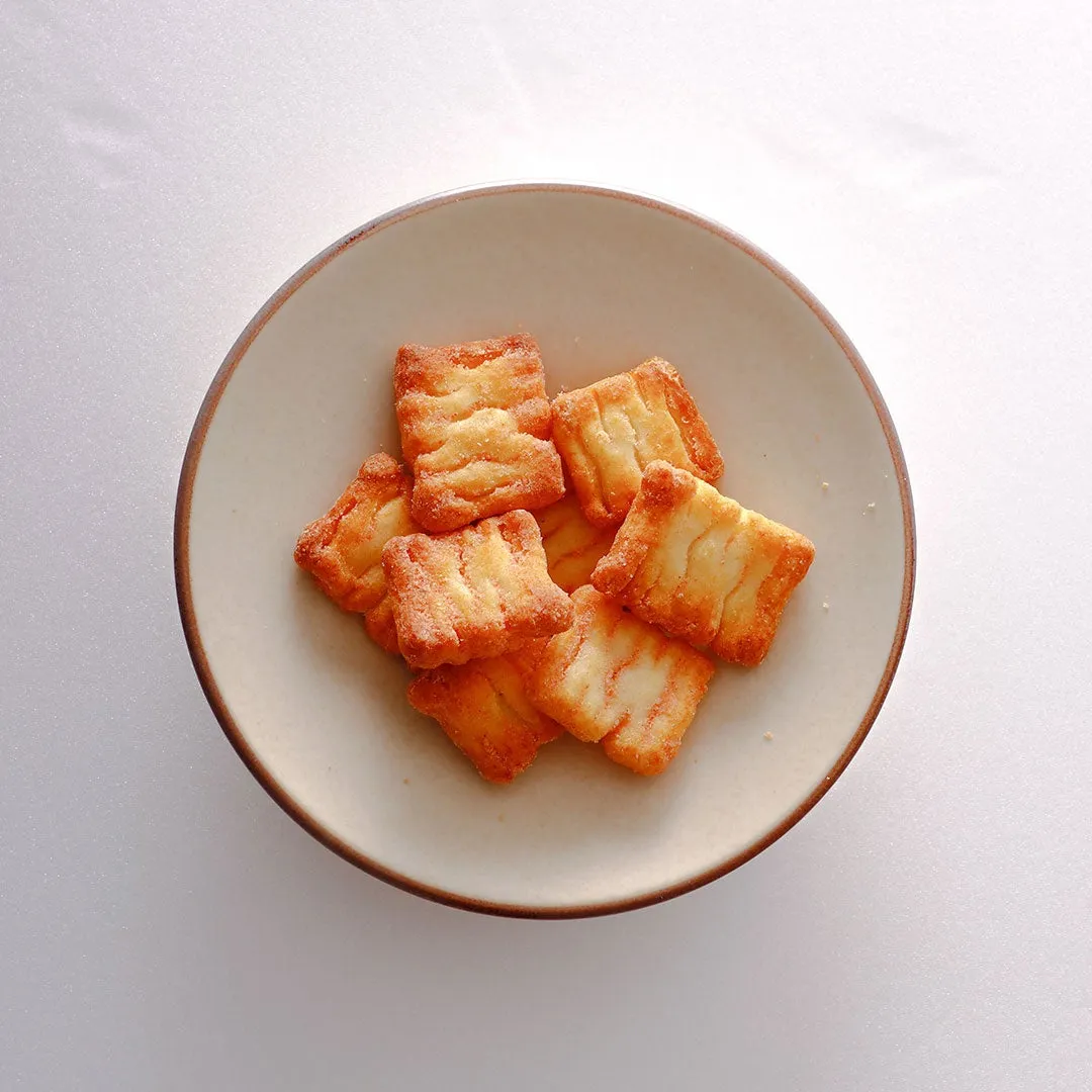 皿に盛られた、四角い形をした揚げ菓子の写真です。