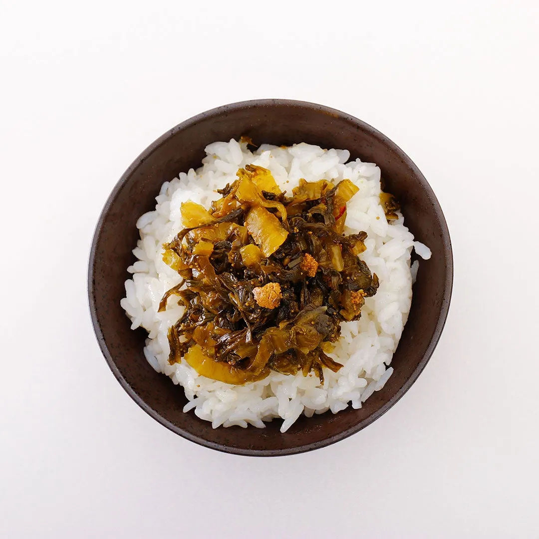 ご飯の上に漬物が乗った料理の俯瞰写真。