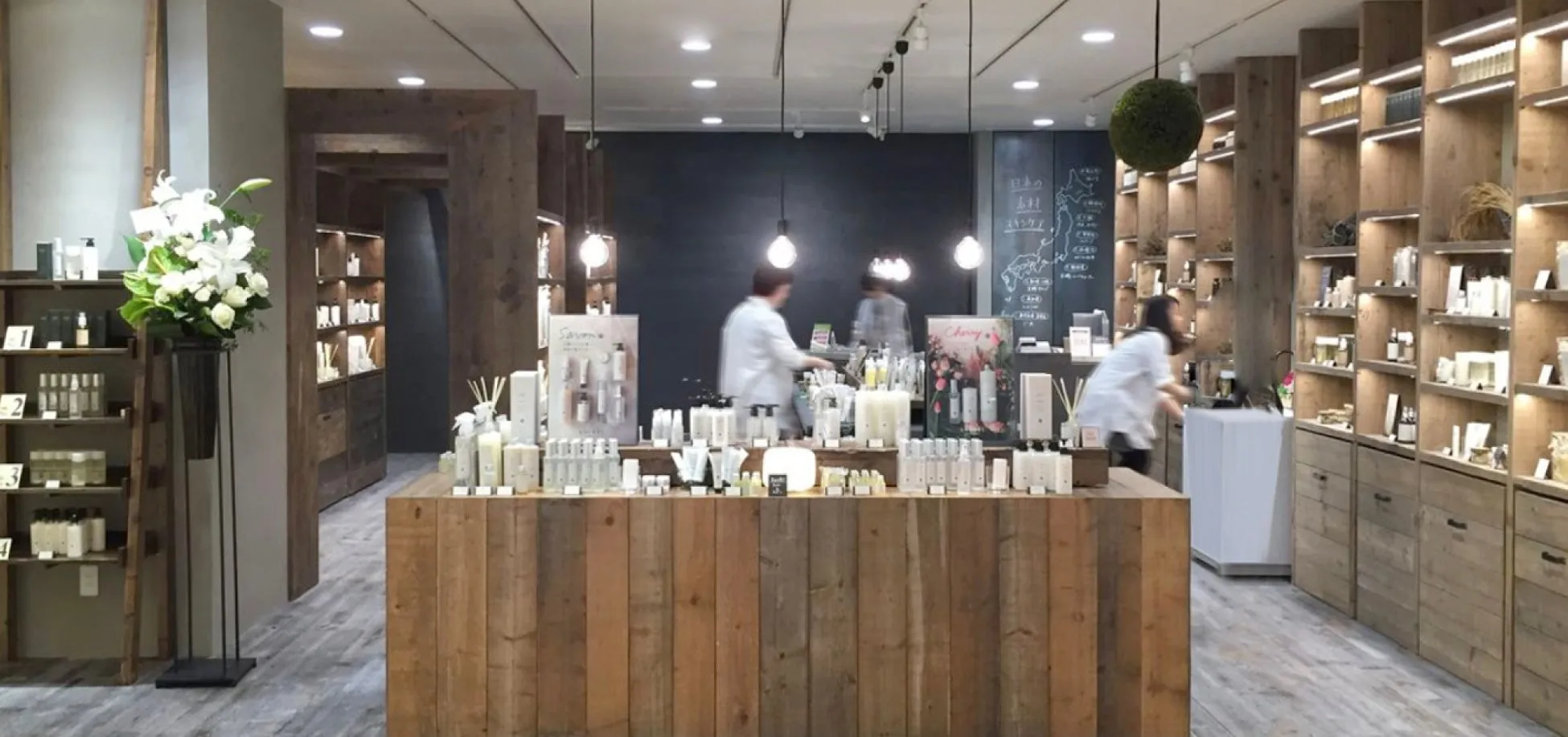店内。店内には商品が並び、店員が接客をしている様子。