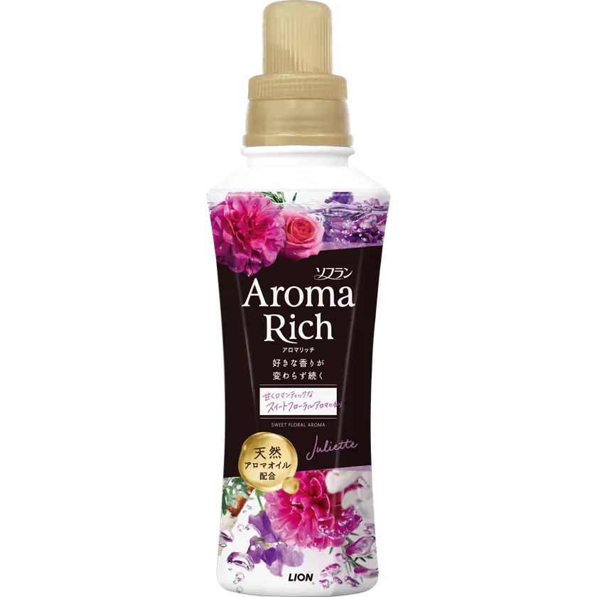 柔軟剤のボトル。ラベルには、ブランド名、製品名、アロマの種類、天然アロマオイル配合などの文字と、花のデザインが描かれています。